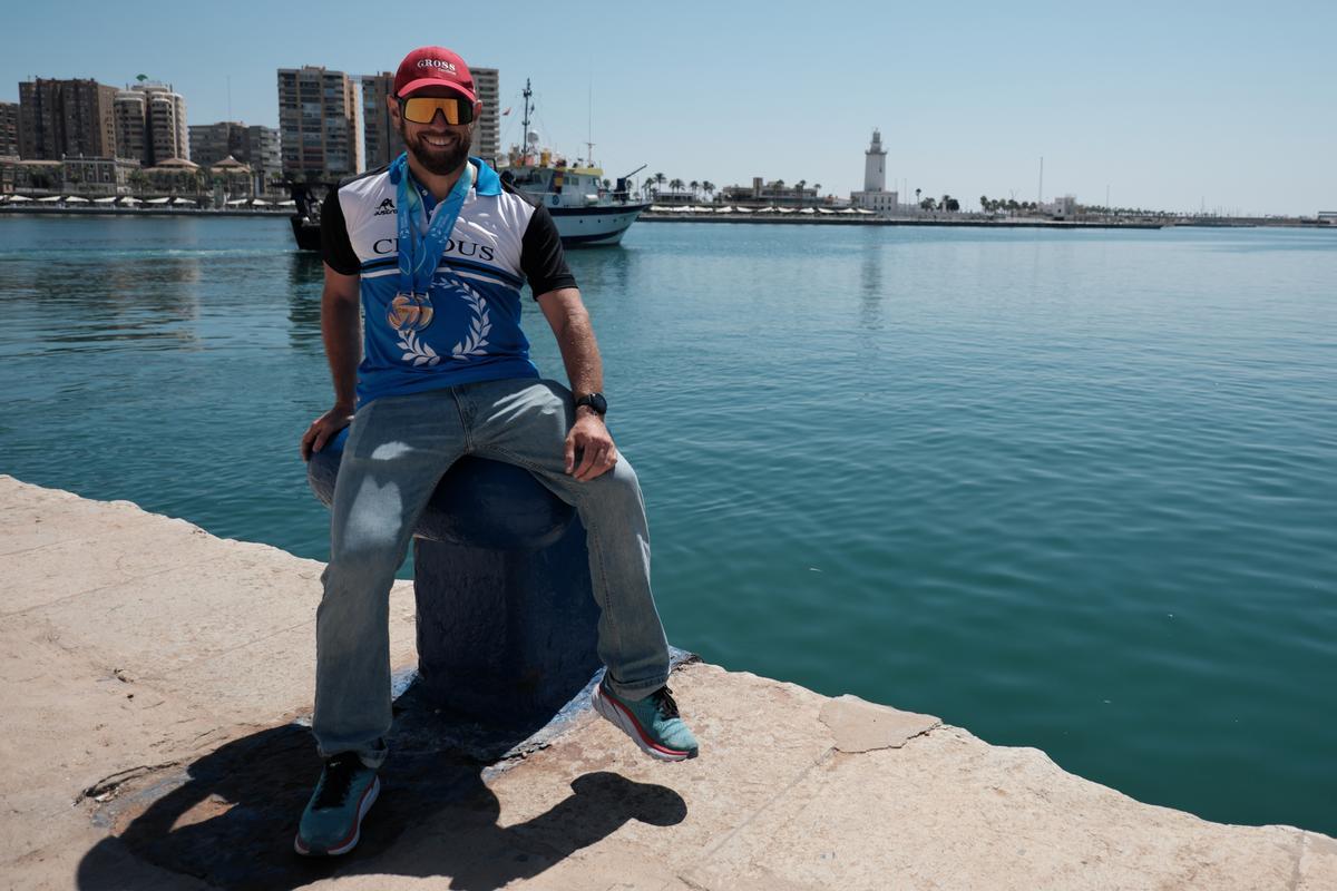 Eduardo Oliva posa en el puerto de Málaga.