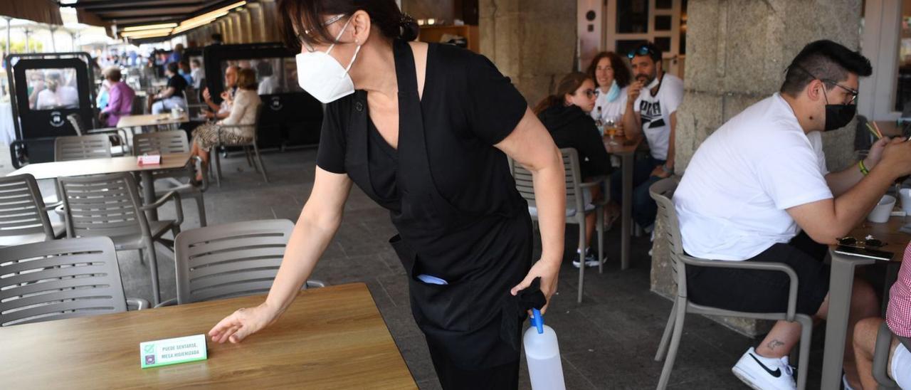 Trabajadora de hostelería en A Coruña, sector con una brecha salarial del 11,2%. |   // VÍCTOR ECHAVE