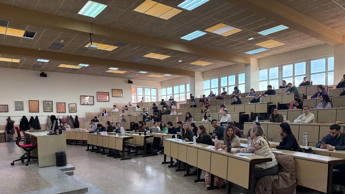 Un millar d'estudiantes MIR faen un simulacru d'exame n'Uviéu una selmana primero de la prueba: “Esto nun va de conocimientos namás, hai que saber xestionar los nervios”