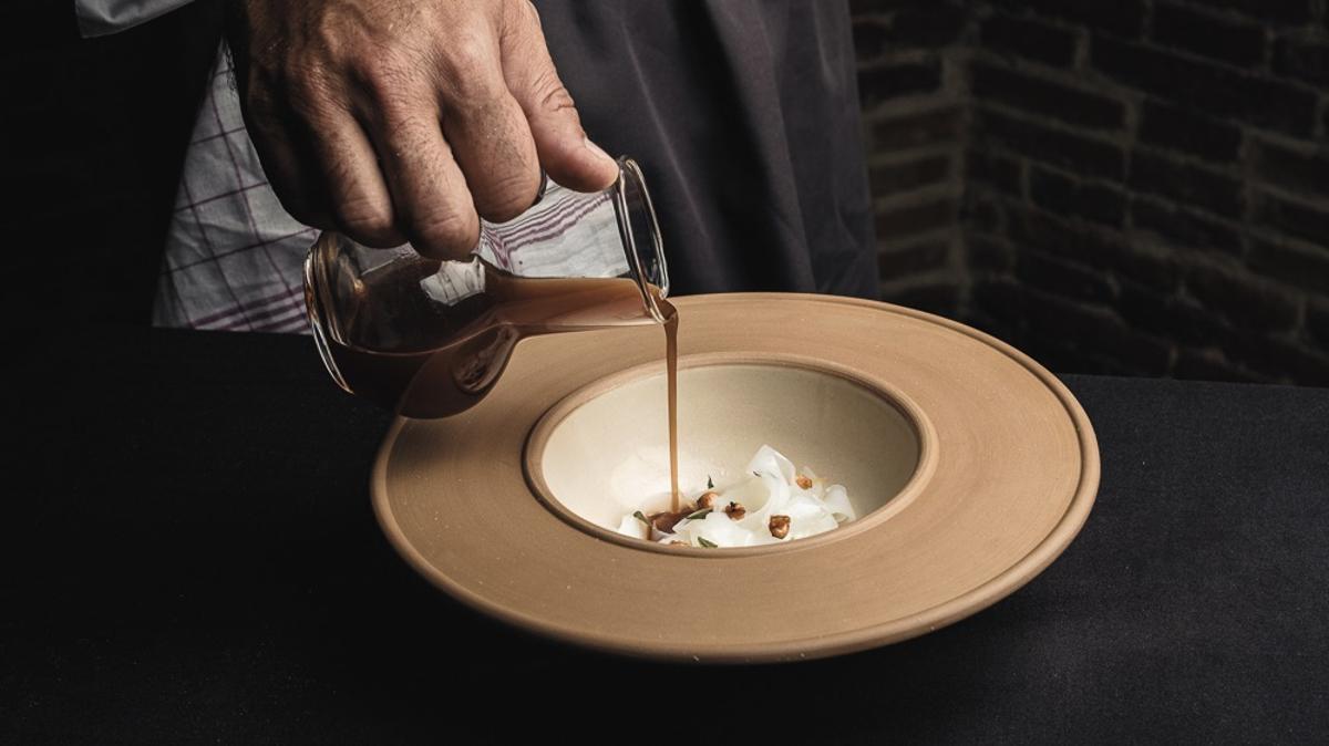 Los tallarines de calamar sobre fondo de chipirón del Corral de la Morería.