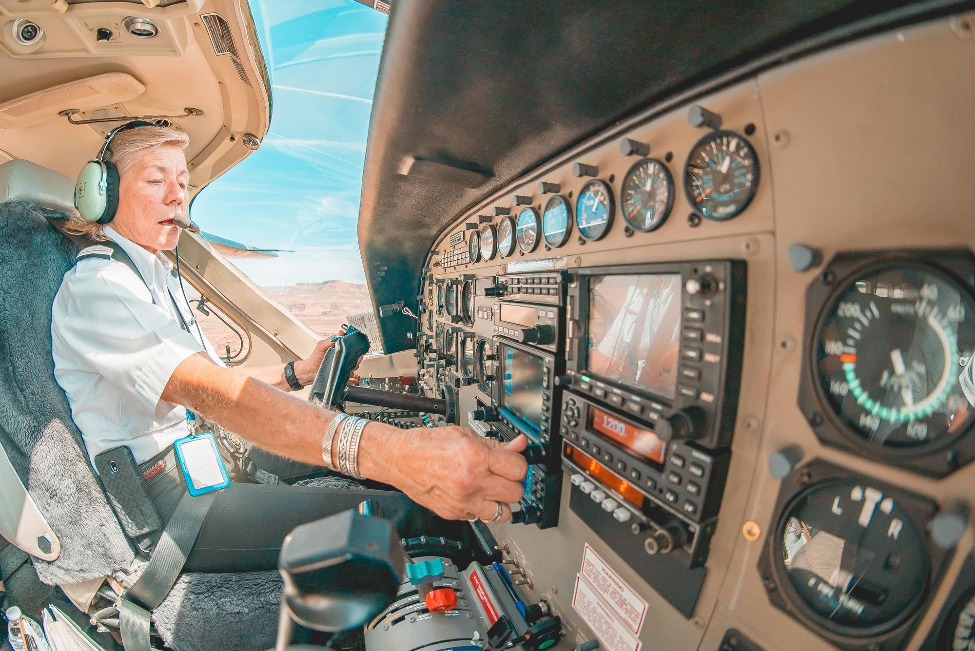 Una pilota controla un avión de Westwind Air Service.