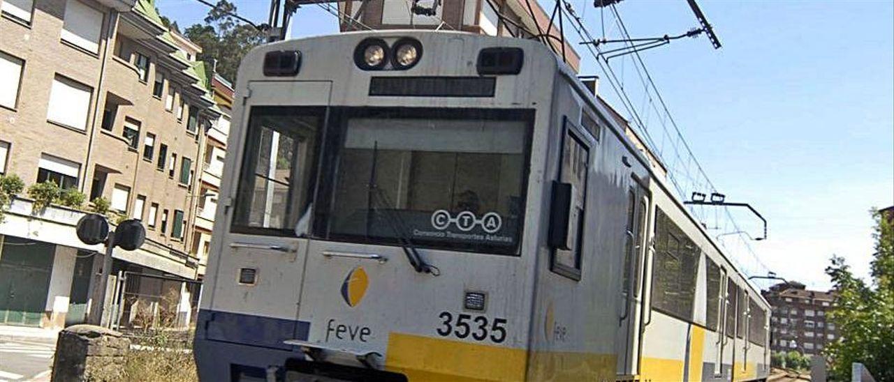 Un tren de la línea Gijón-Laviana circula a la altura de Sotrondio.