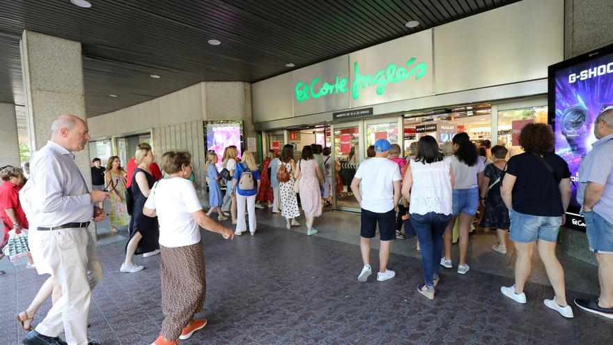 La cama de matrimonio de El Corte Inglés que se esconde en un armario pequeño para ahorrar espacio