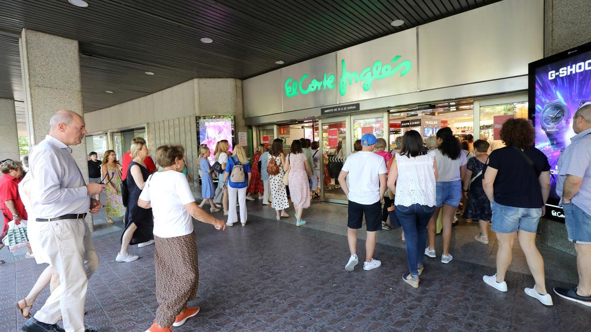 Varias personas acceden al Corte Inglés, este domingo.