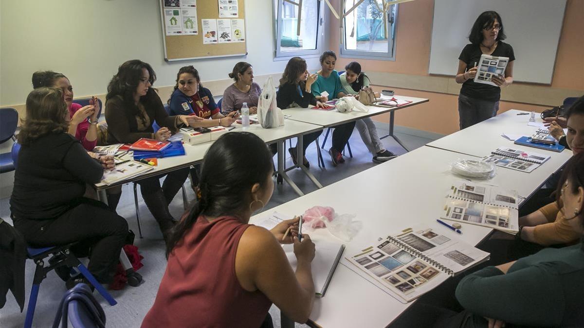 Hondureños recibiendo clases de catalán en el Centre Civic del Poble Sec, en Barcelona, en 2016.