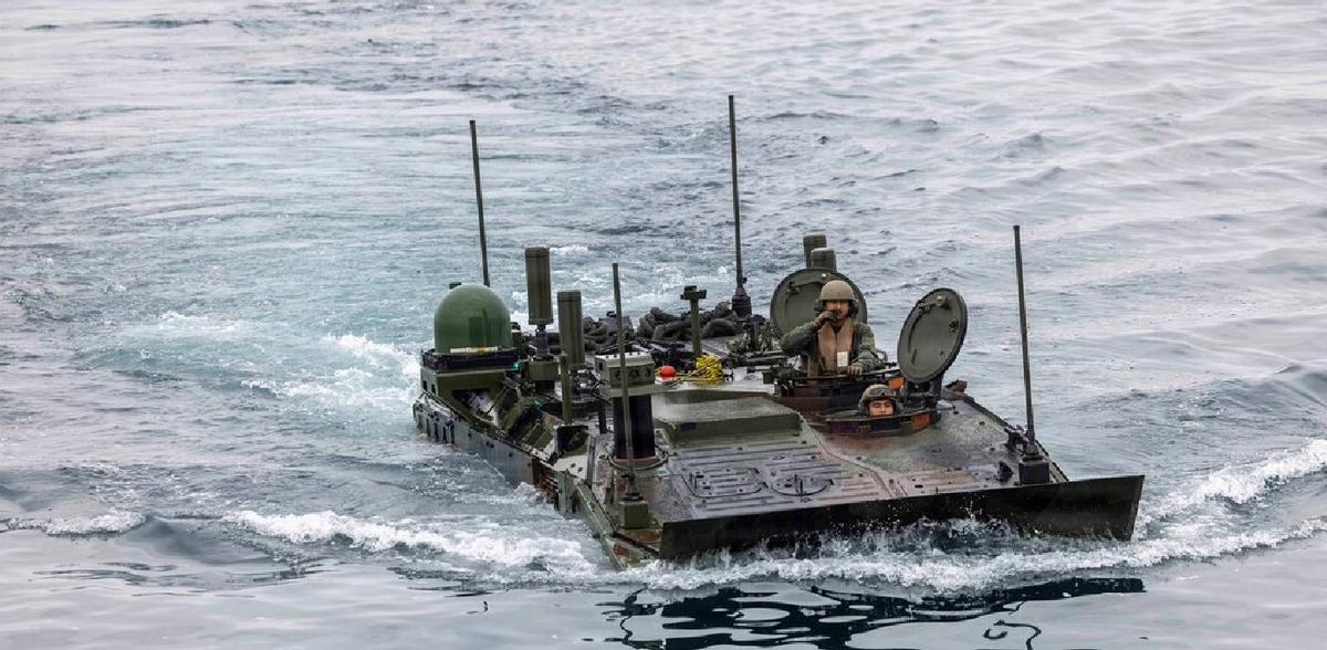 Un vehículo de asalto anfibio de los marines de EEUU, en un ejercicio en la osta de California.