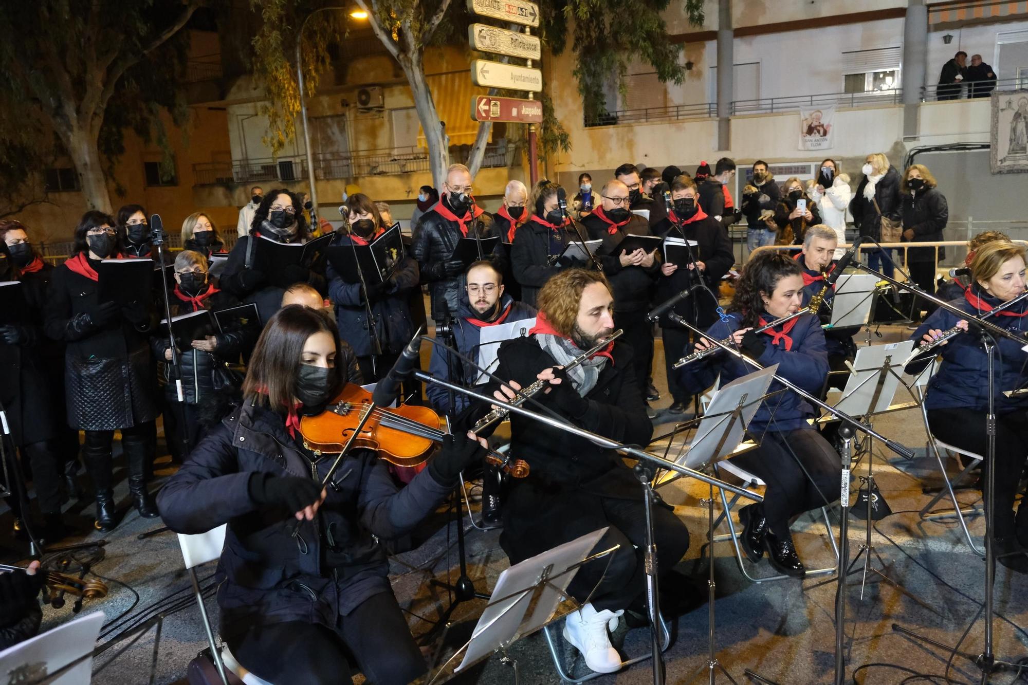 Los eldenses festejan a San Antón, patrón de los Moros y Cristianos, con las típicas vueltas a la hoguera, la bendición de animales, las tradicionales danzas y el reparto del pan