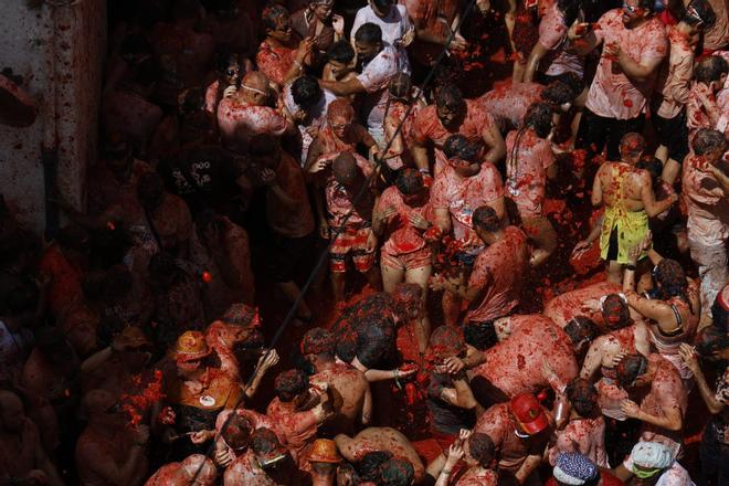 La Tomatina vuelve a teñir Buñol de rojo