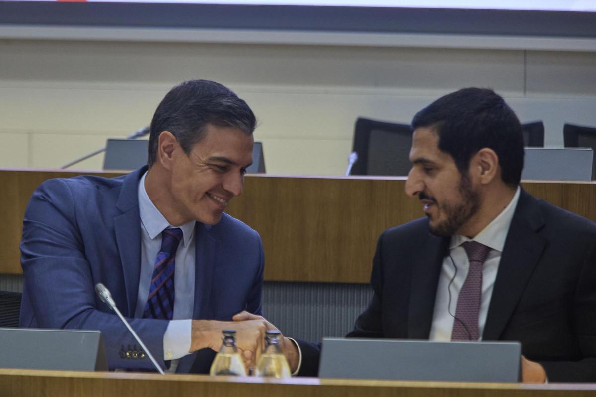 El presidente del Gobierno, Pedro Sánchez (i), y el primer ministro de Qatar, Abdullah bin Nasser al Thani.