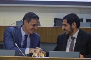 El presidente del Gobierno, Pedro Sánchez (i), y el primer ministro de Qatar, Abdullah bin Nasser al Thani.