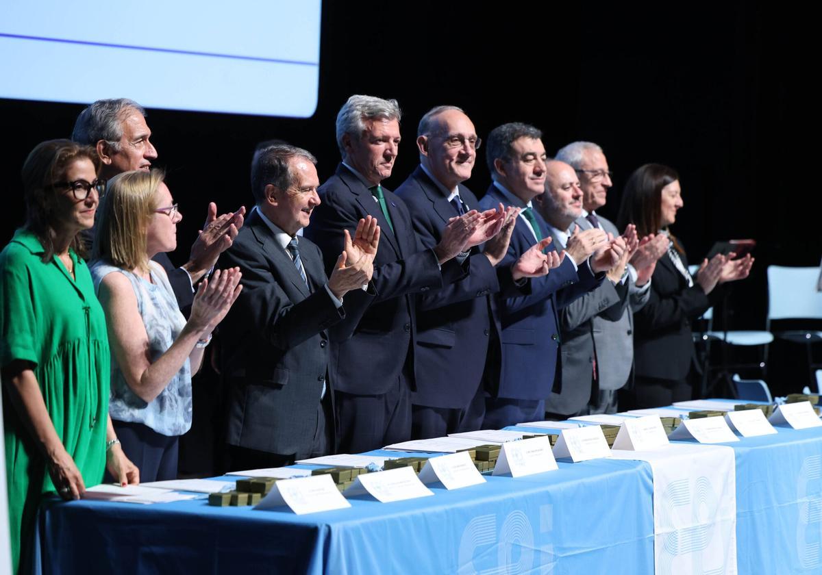 El Auditorio Mar de Vigo acogió la graduación de la Escuela de Ingeniería Industrial de la Universidade de Vigo. En el acto estuvieron presentes 282 alumnos y autoridades como Alfonso Rueda y Abel Caballero. El Auditorio Mar de Vigo acogió la graduación de la Escuela de Ingeniería Industrial de la Universidade de Vigo. En el acto estuvieron presentes 282 alumnos y autoridades como Alfonso Rueda y Abel Caballero.