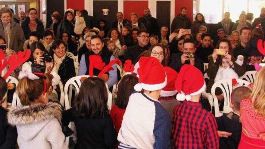 Niños cantan, ayer, en Oza-Cesuras.