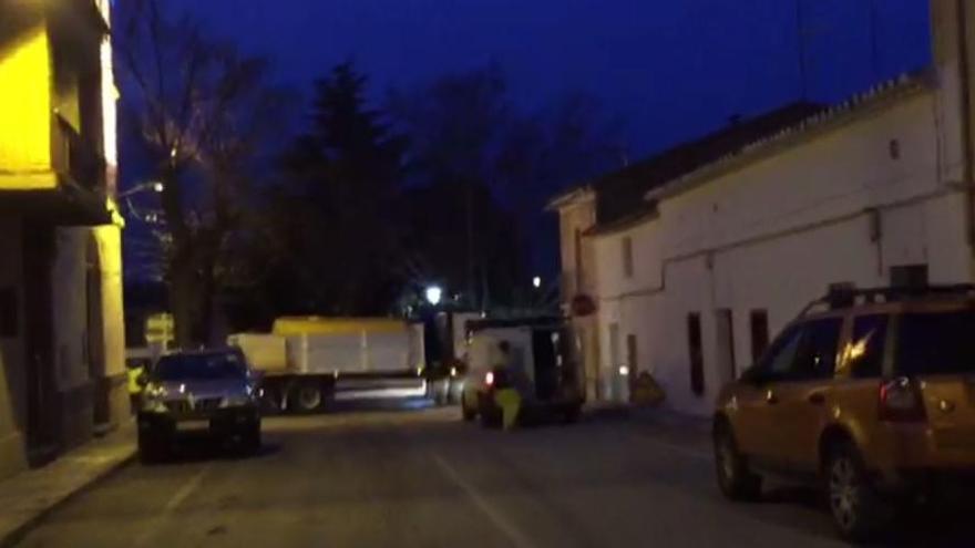 Un camión esparce residuos de una granja en la pedanía de Campo Arcís