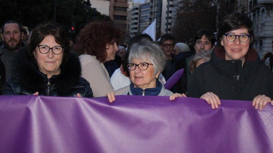 Chelo Poveda, al centro, flanqueada por Rosa Medel y Pilar Lima.