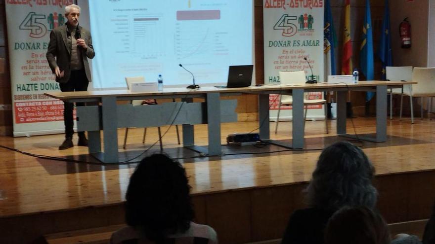 Emilio Sánchez, en la charla ofrecida ayer en Sama. | M. Á. G.