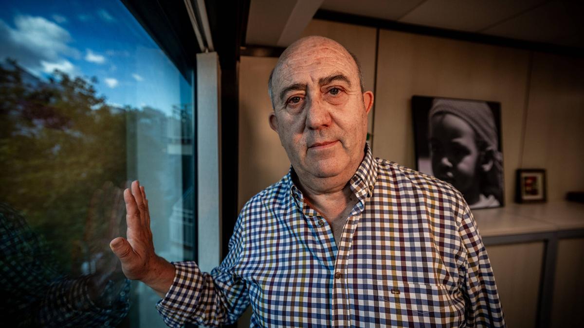 Carles Benet, responsable de atención a las familias en la sede del l'Institut Català d'Acolliment i Adopció (ICAA).