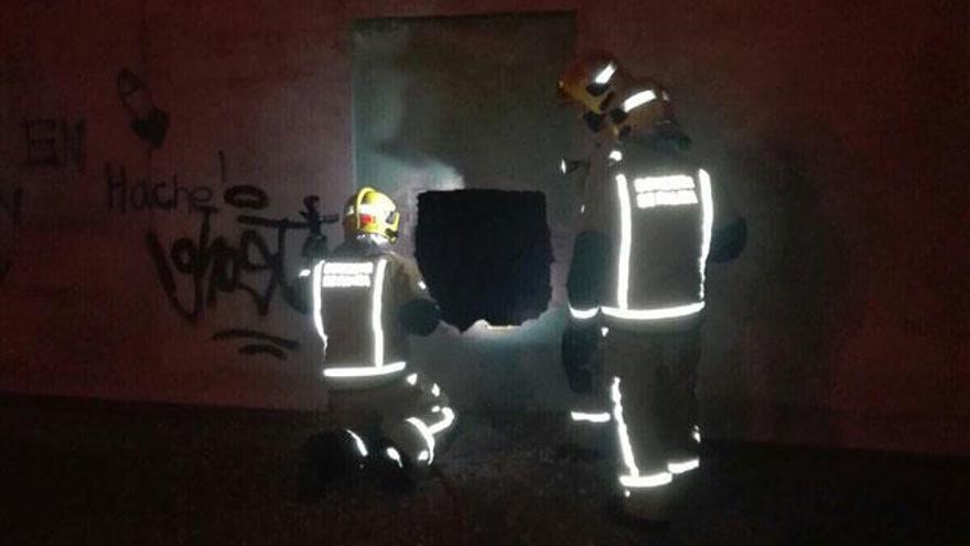 Sofocan un fuego en unas casas abandonadas en El Vivero