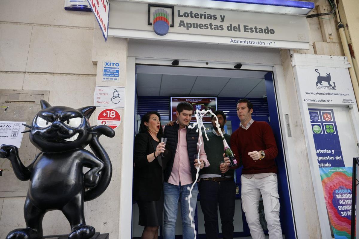 Víctor Leña, junto al resto del personal de la administración de lotería, celebra su tercer premio