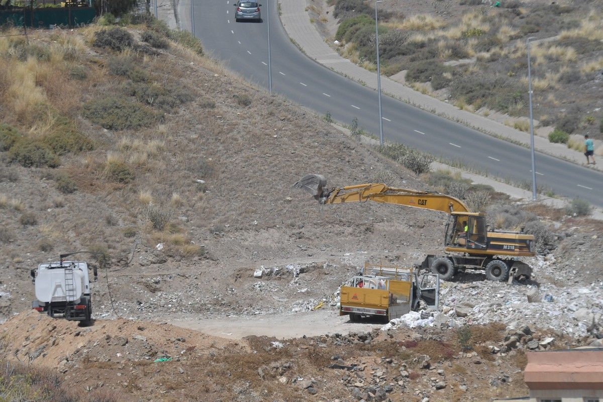 Retirada de la escombrera subida al Barrio de El Lasso