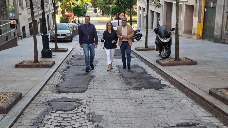 El PP de Vigo apuesta por más fondos para arreglar baches: «Hay cinco quejas al día»