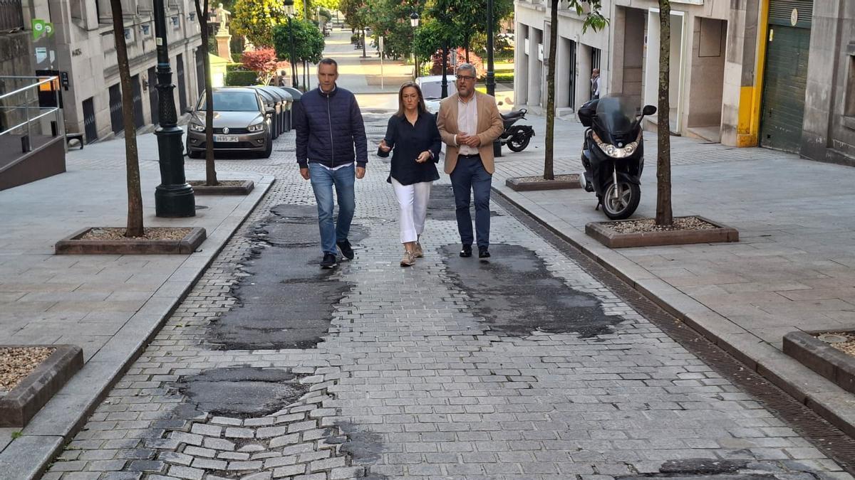 Los concejales del PP de Vigo, en la rúa Reconquista.