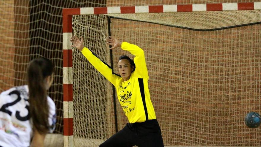 Virginia Fernández, en plena acción durante un partido.