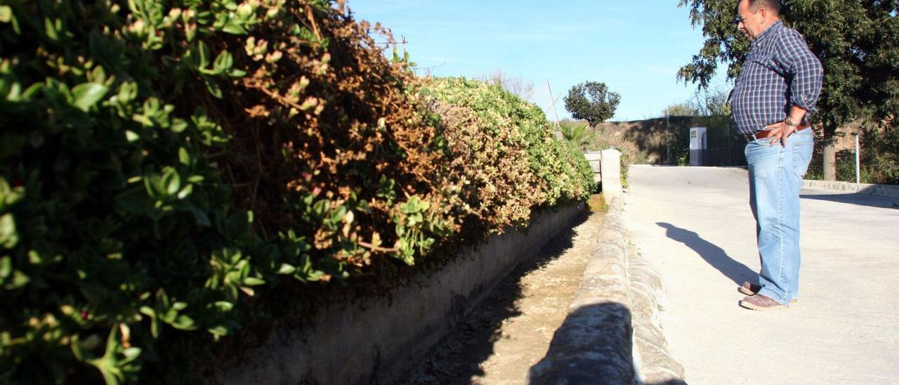 Una acequia seca en una finca del Valle del Guadalhorce.