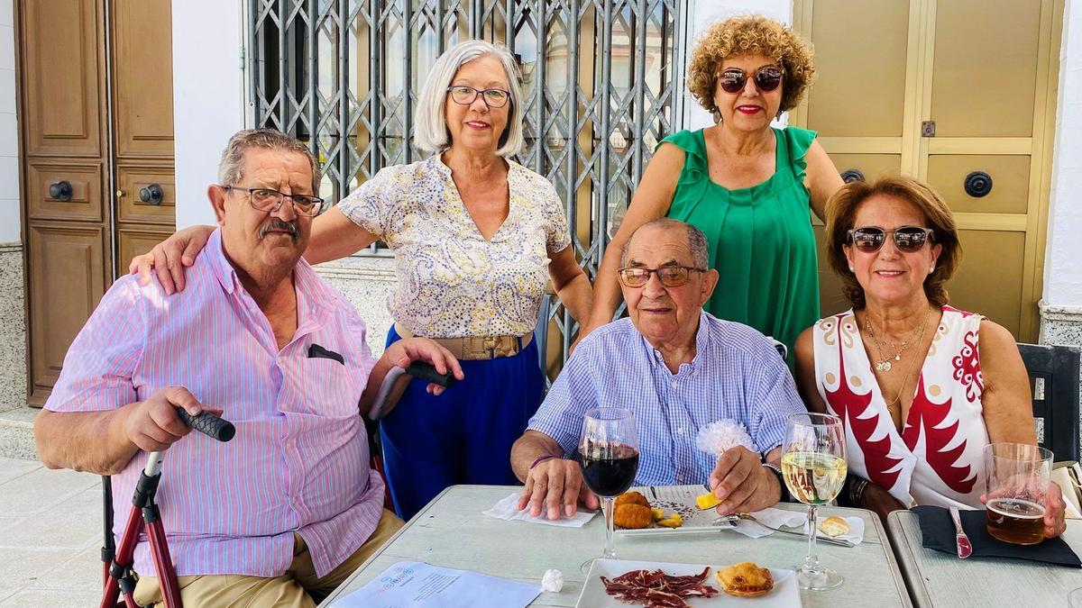 Juamna, en el centro de la imagen, con su hermano y sus hermanas
