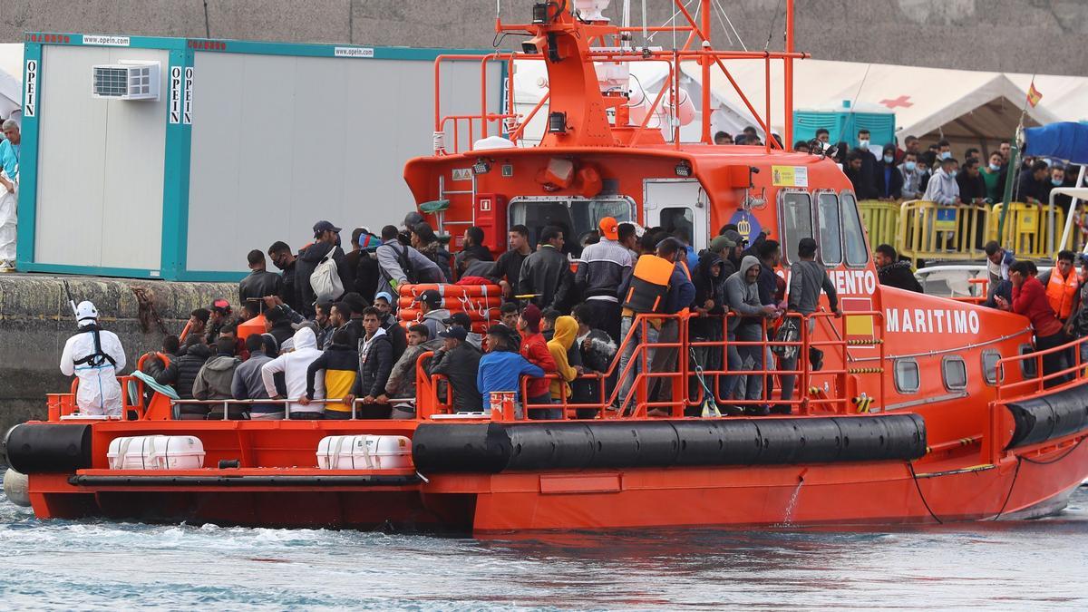 Llegada de la Salvamar Menkalinan al muelle de Arguineguín (Gran Canaria) con más de un centenar de inmigrantes