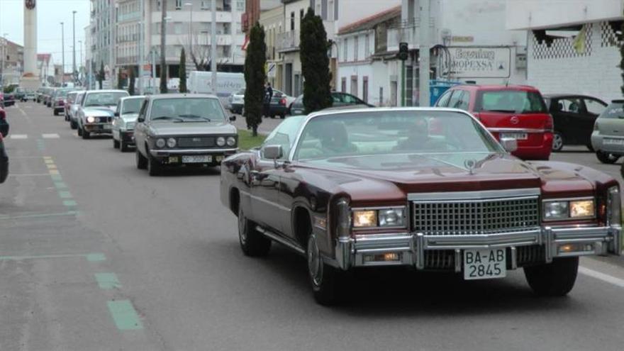 Una ruta de automóviles clásicos de los 50 recalará el sábado en la plaza de Trujillo