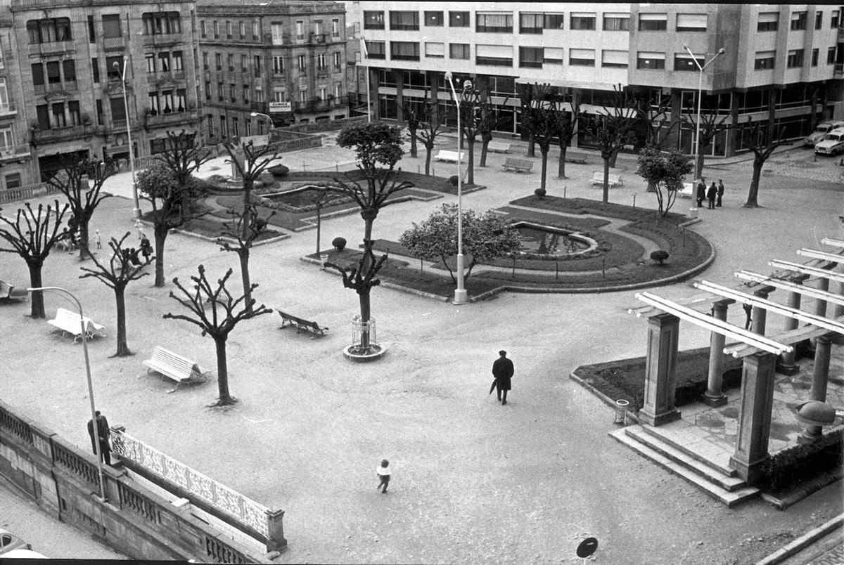 Aspecto de la Praza de Portugal tras su reforma, en 1975.