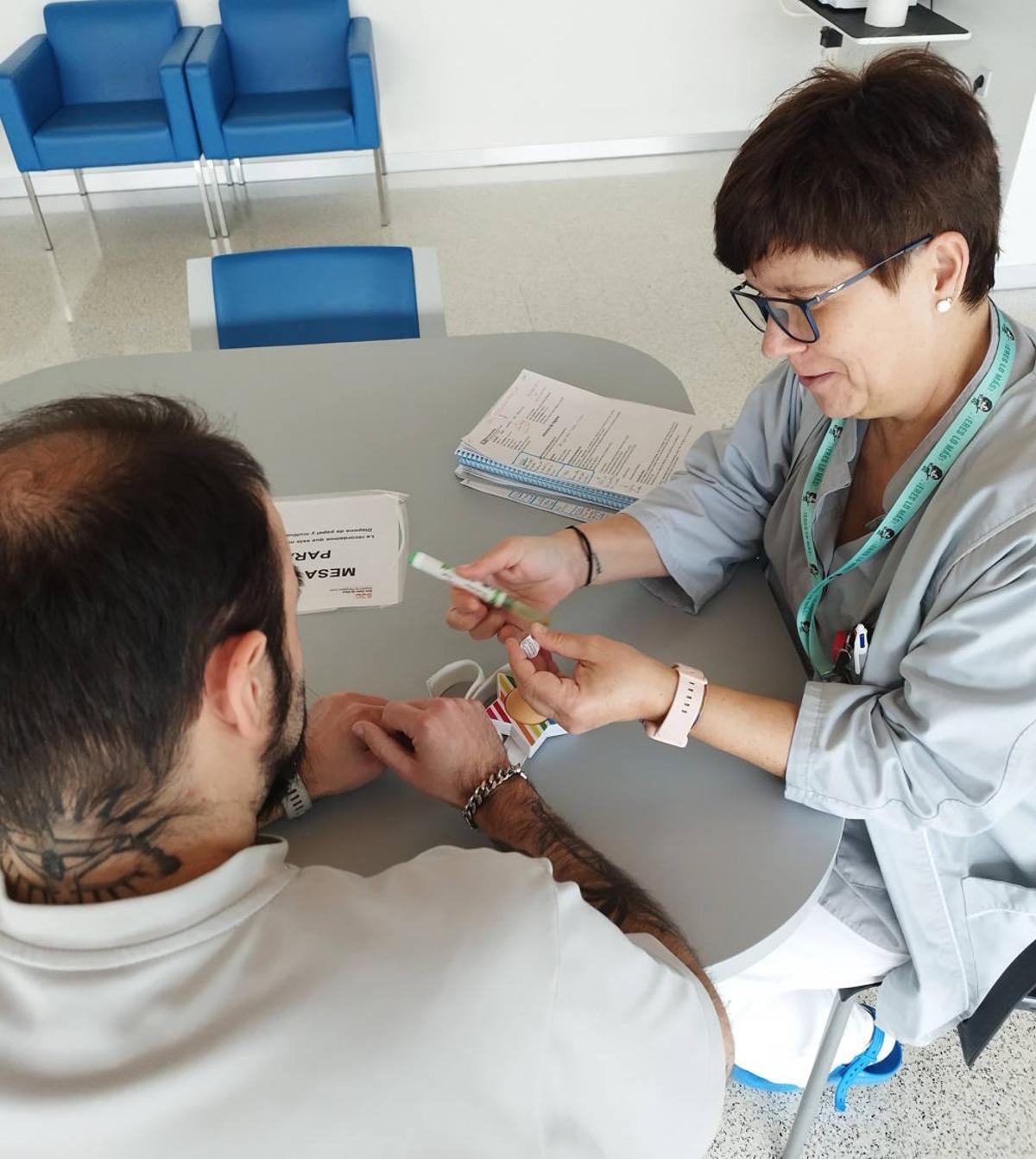 Imagen de la atención a un paciente en la Fundación San Juan de Dios de Navarra