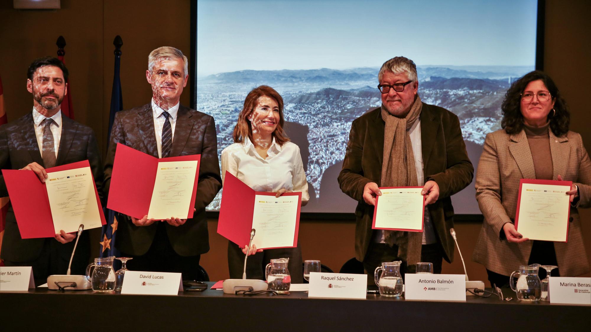 Representantes del Gobierno, la Generalitat y el AMB firman dos convenio para formalizar la transferencia de recursos para la rehabilitación de viviendas metropolitanas.