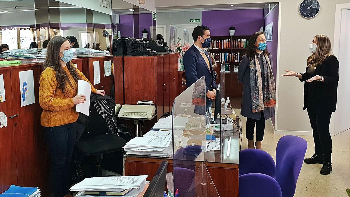 María Ramallo y Luis López, en su visita a la gestoría de Mónica Plata. |   // FDV