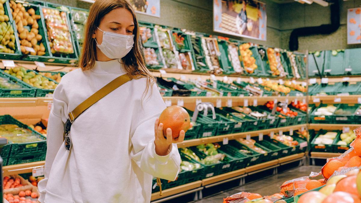 Una mujer hace la compra en el supermercado.