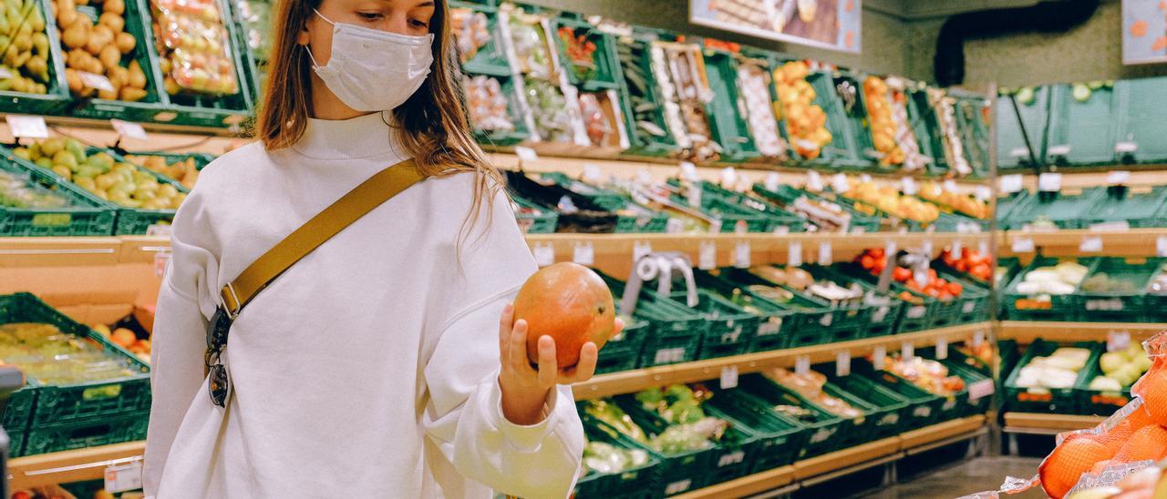 Una dona fa la compra al supermercat