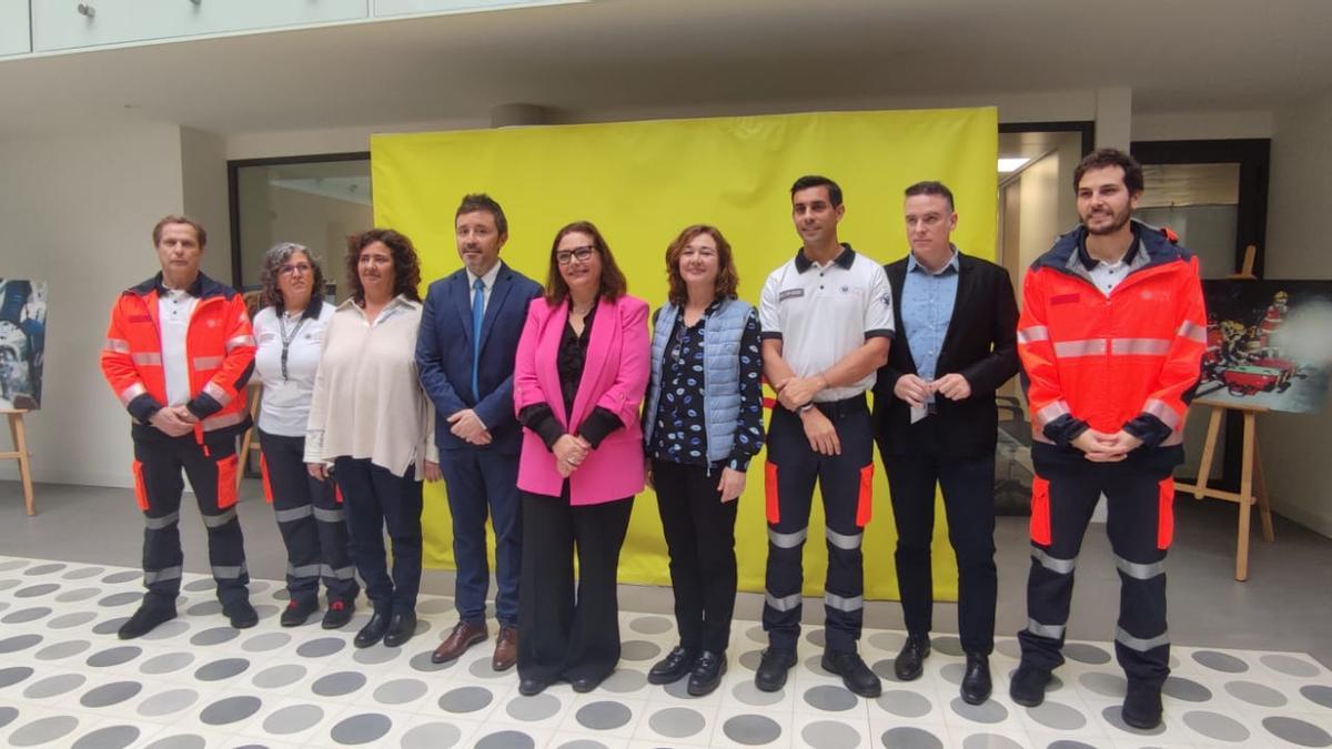 Imagen de grupo de las autoridades que han visitado hoy las instalaciones del 061 en Palma.