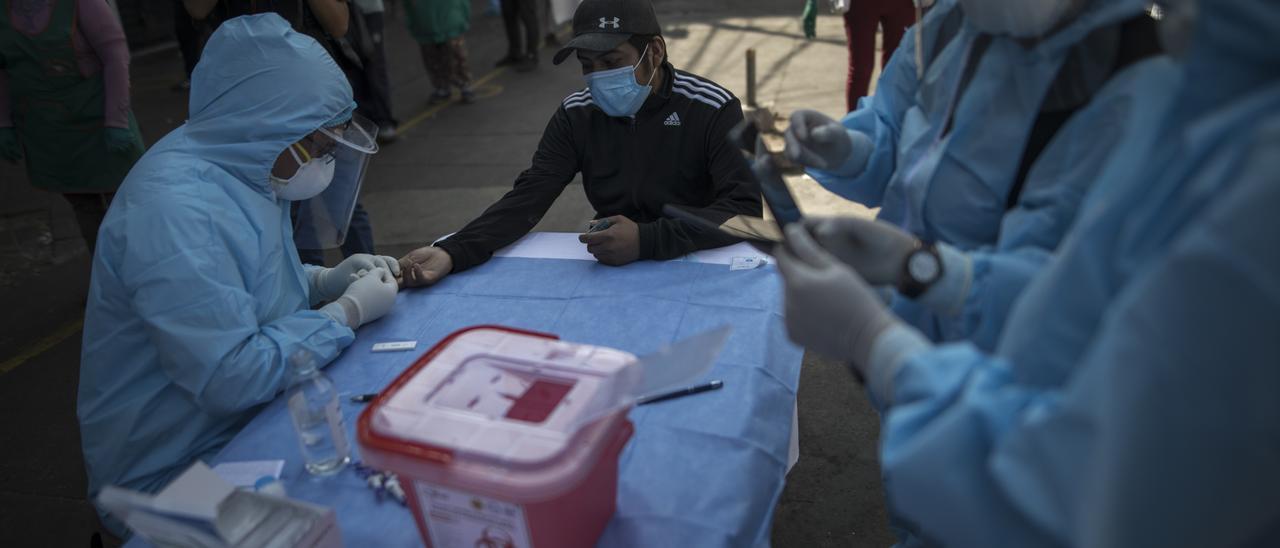 Sanitarios realizando pruebas en Lima, Perú.