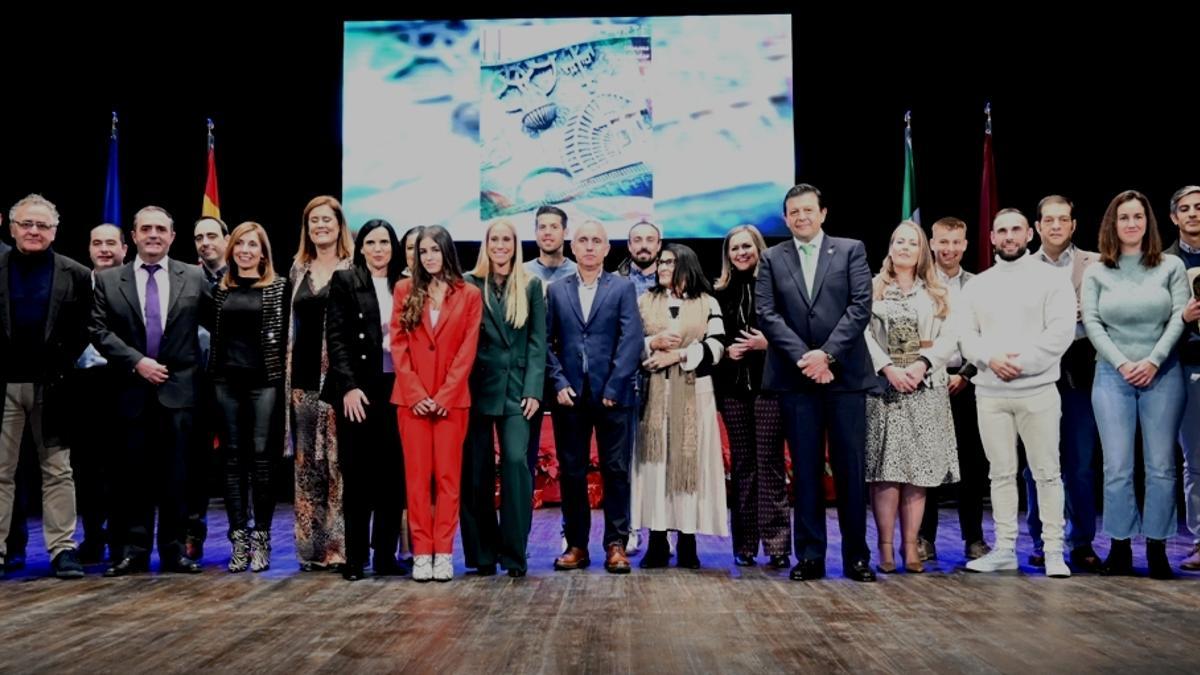 Premiados y autoridades, a la conclusión de la Gala del Deporte de Baena y Albendín.