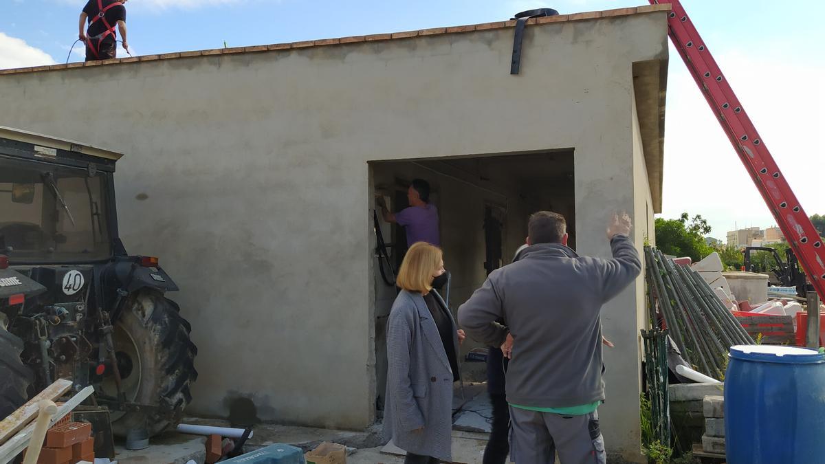 Elia Verdevío, alcaldesa de Bétera, visita las obras del insectario