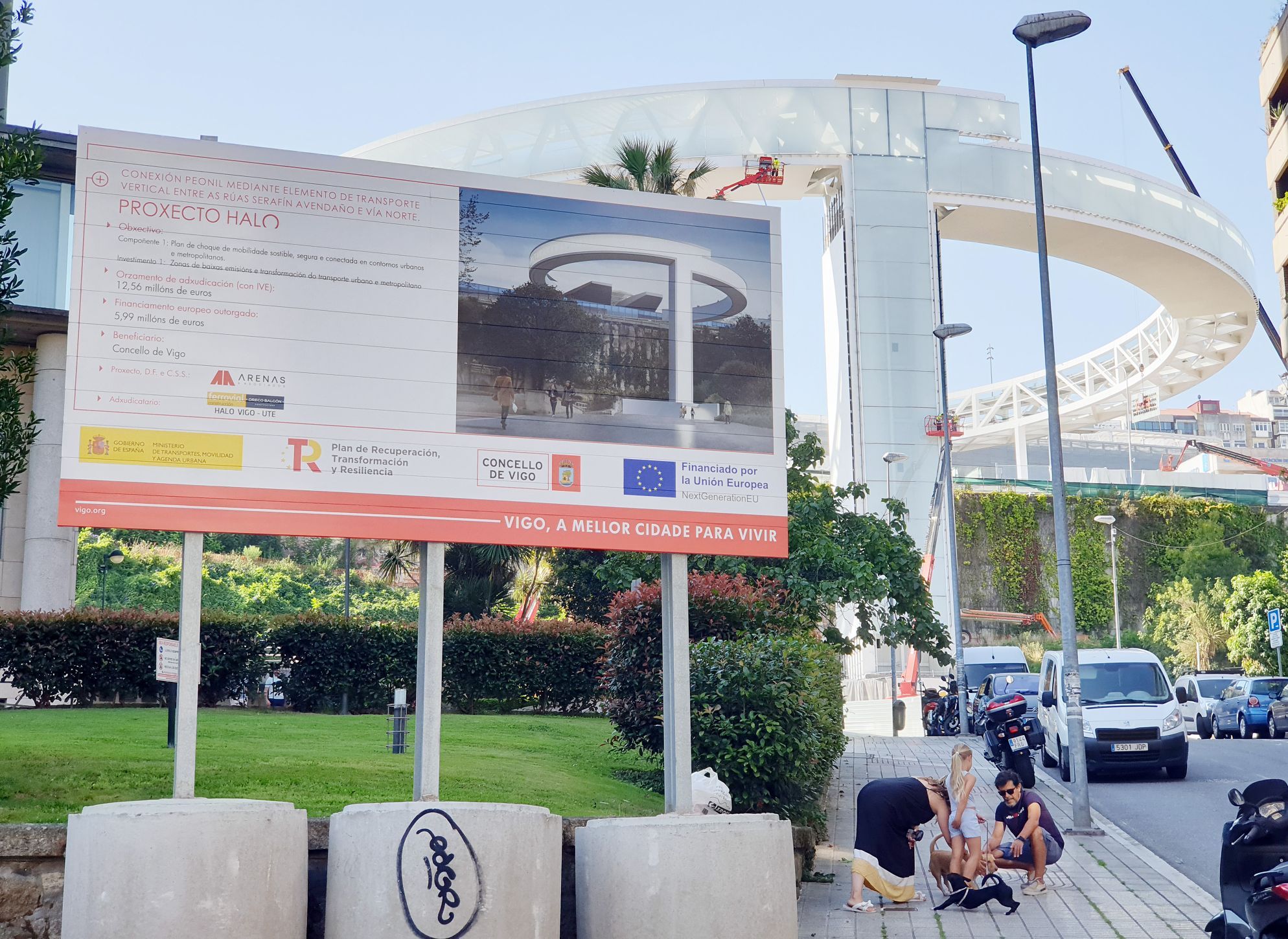 El anillo del ascensor HALO finaliza su izado y "aluniza" en la plaza de Vialia