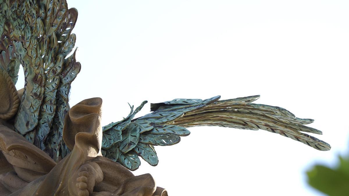 Detall de les ales del monument de l&#039;Àngel de Sant Pere del Bosc de Lloret de Mar, on s&#039;aprecia que estan deteriorades.