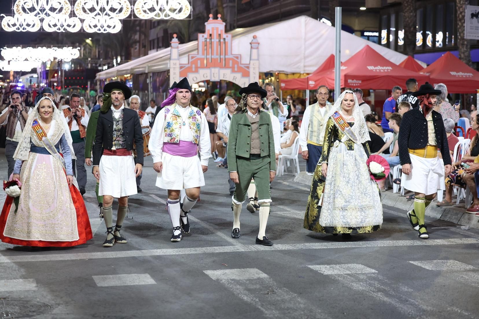 Berta y la corte completan la Ofrenda de Alicante