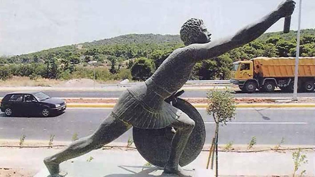 Estatua dedicada a Fidípides en la carretera de Maratón a Atenas.