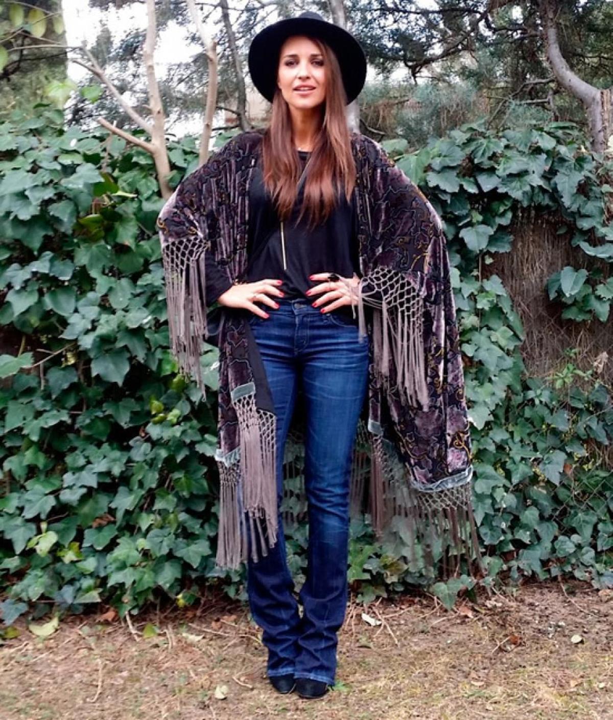 Los mejores looks de Paula Echevarría: con kimono de terciopelo de Zara