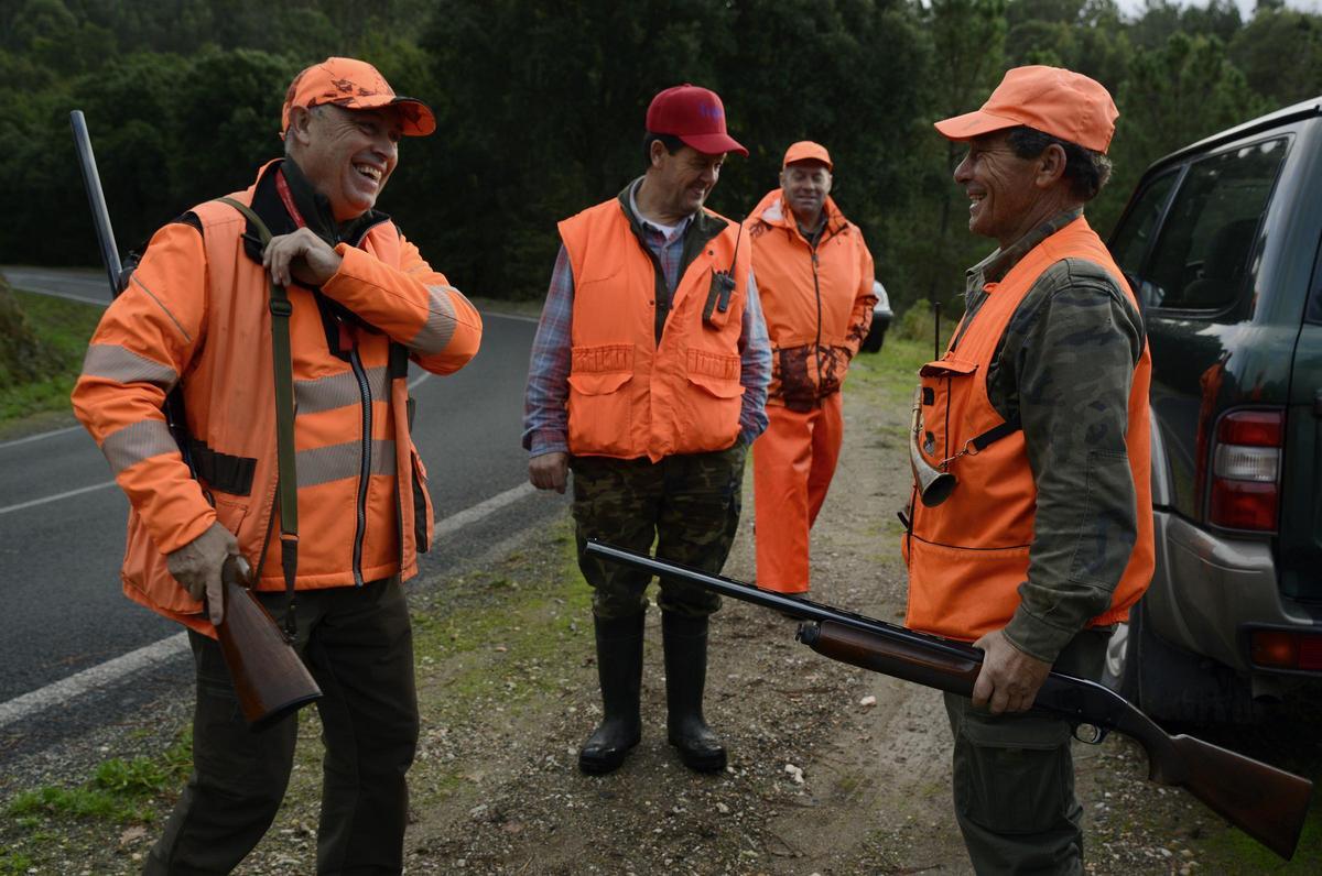 Cazadores antes de iniciar una batida en Ourense