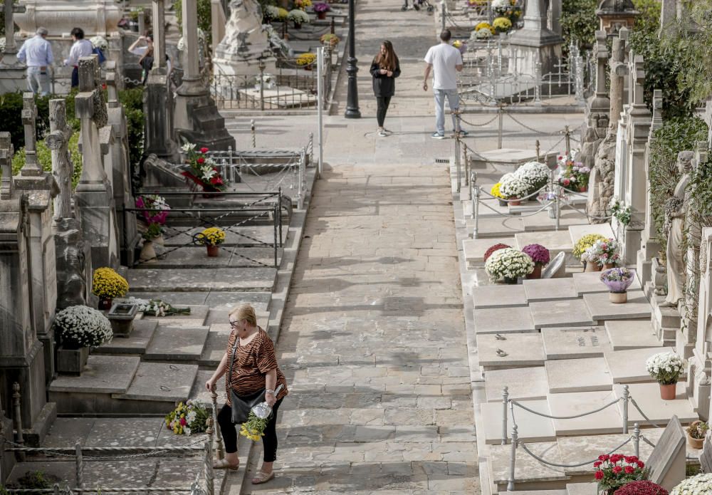 Día de Todos los Santos en el cementerio de Palma