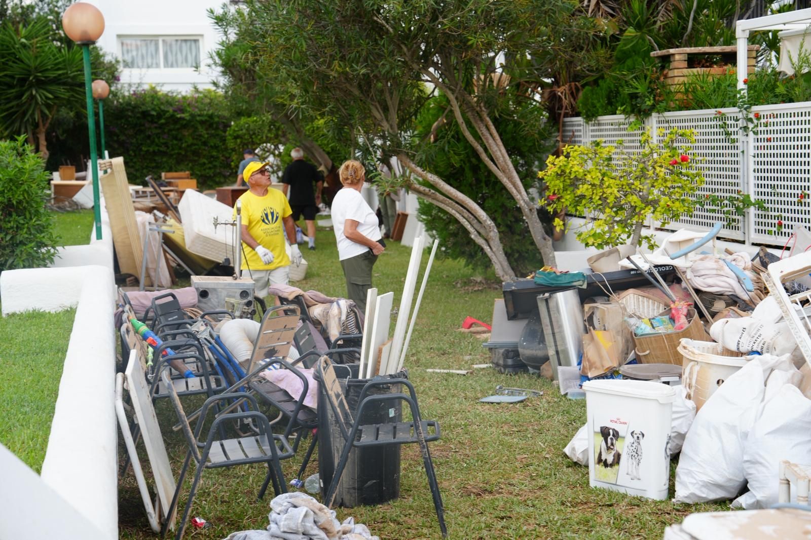 Galería: Voluntarios ayudan a vecinos de Ibiza afectados por las inundaciones
