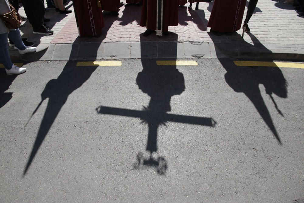 Desde un tinglao conjunto al colegio 'Espíritu Santo', a las cinco de la tarde del Viernes de Dolores comenzaba la Procesión de la Asociación de files de Jesús de la Salvación y la Virgen de la Encarnación.