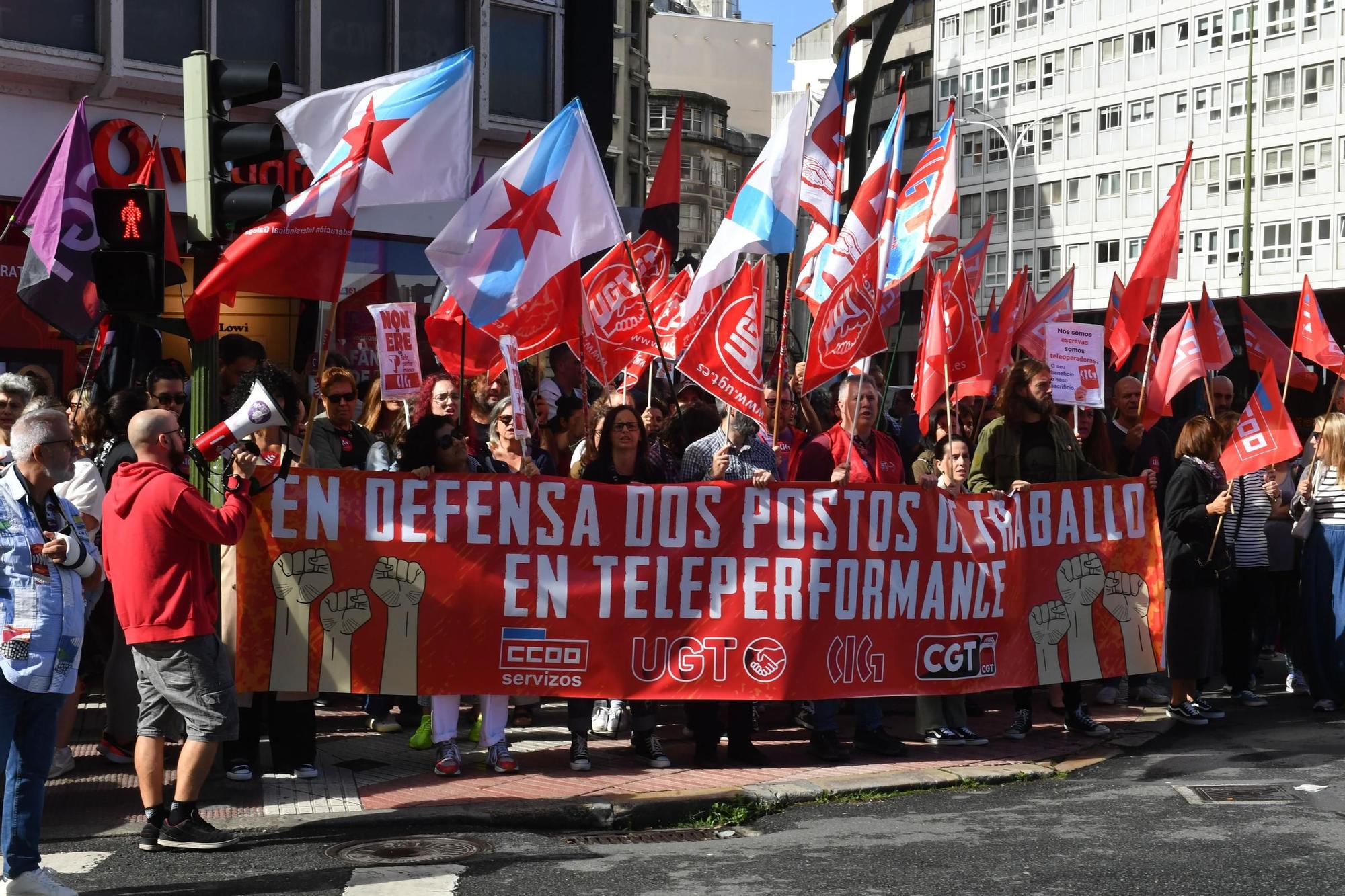 Personal de Teleperformance protesta por el ERE que afecta a 38 trabajadores en A Coruña